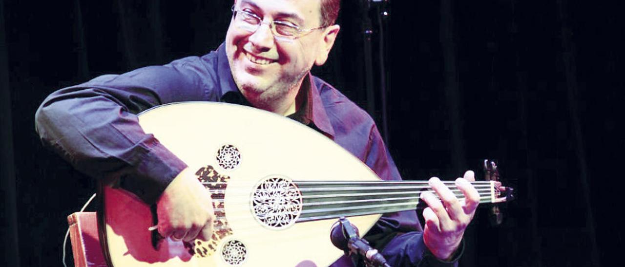 El músico y director Taiseer Elias, toca un oud durante un recital.