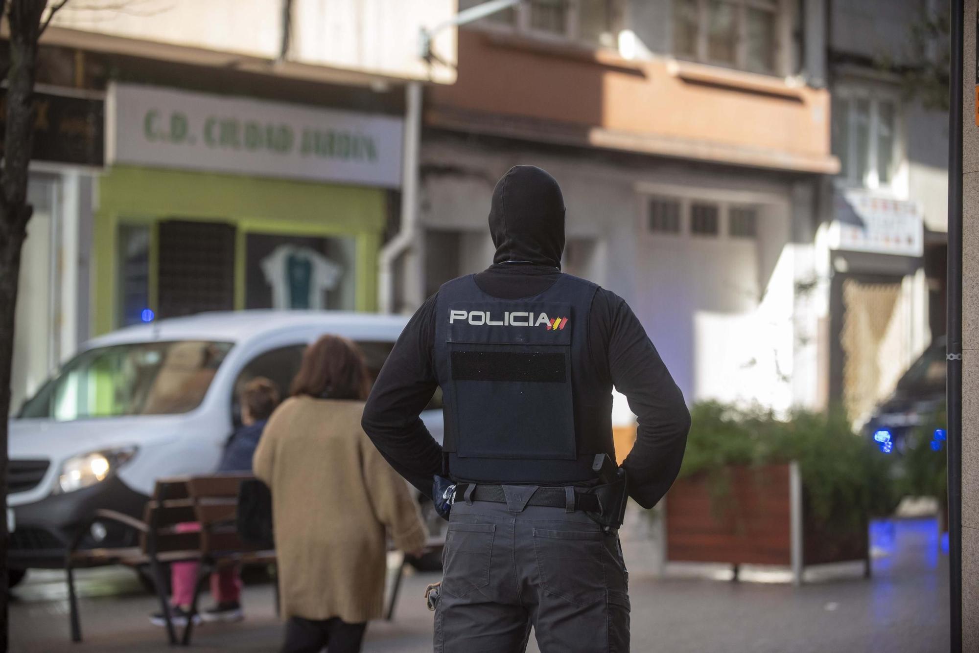 La Policía Nacional registra varios domicilios en A Coruña relacionados con el menudeo de drogas