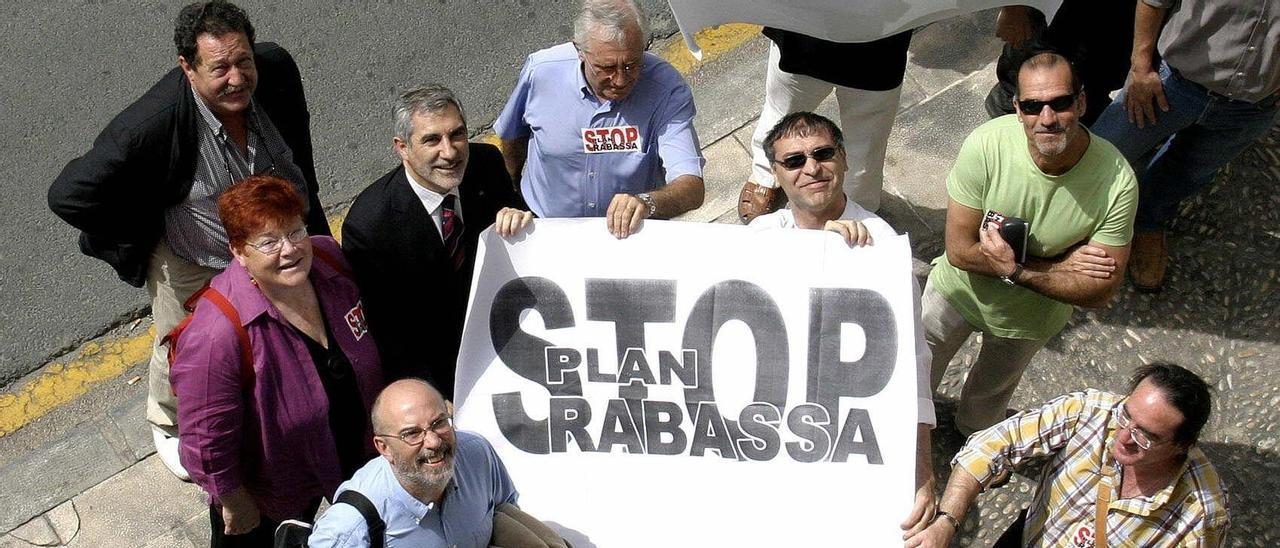 Alperi impidió a miembros y afines de la Plataforma contra el Plan Rabasa protestar ante el pleno con pancartas críticas con el proyecto, así que lo hicieron en la calle