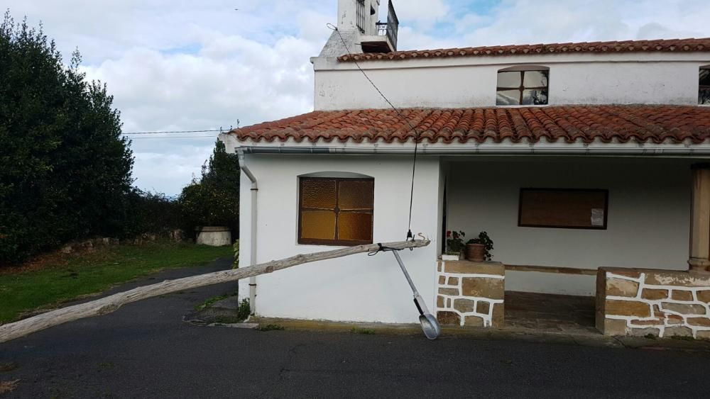 Poste de la luz caído en la iglesia de Careñes (Villaviciosa)