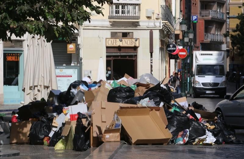 Cuarto día de la huelga de recogida de basuras en el Centro