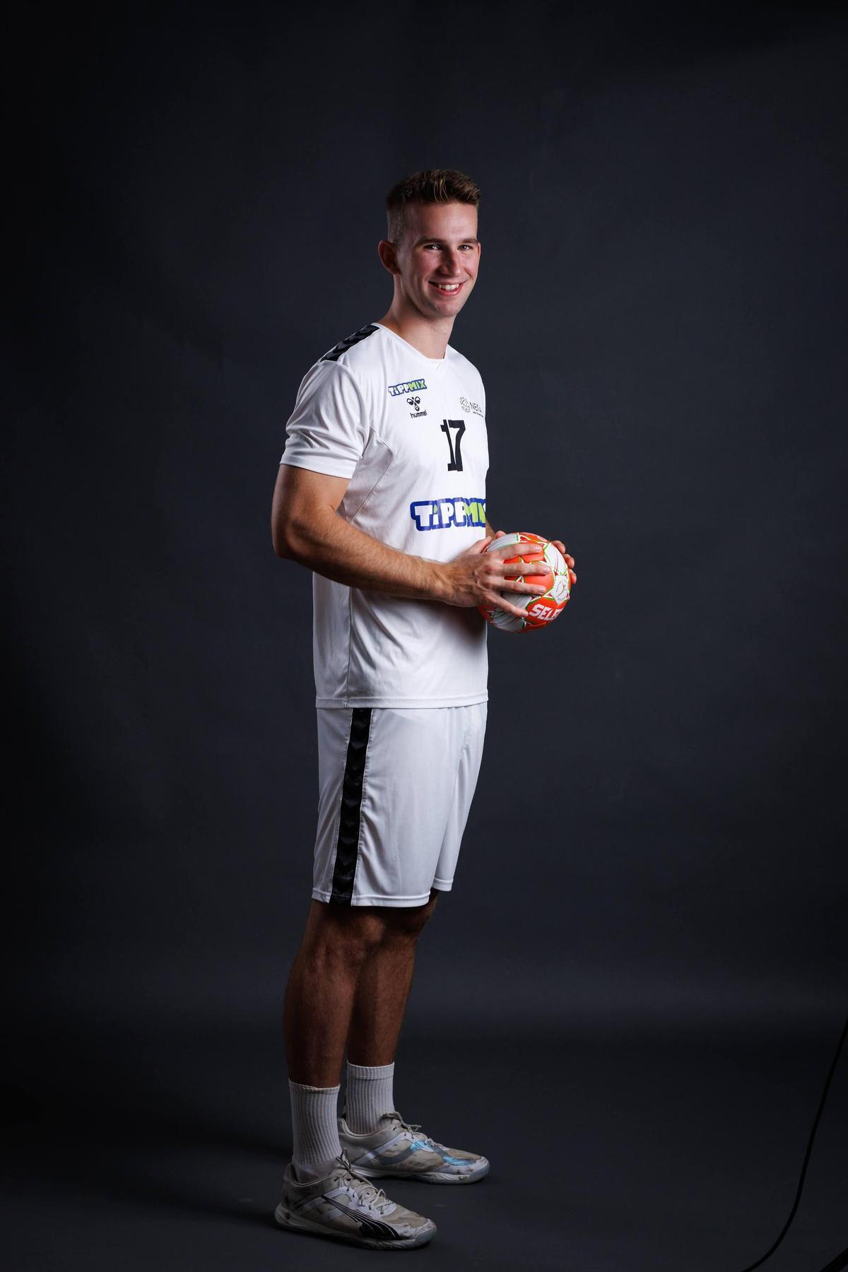 Ludman en una imagen promocional con el Neka.