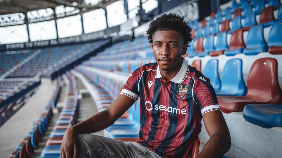 Musuayi con la camiseta del Levante UD