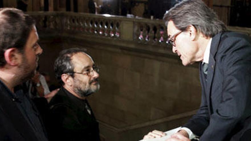 Mas y Junqueras charlan con Antonio Baños, de la CUP, tras el debate de investidura de ayer.