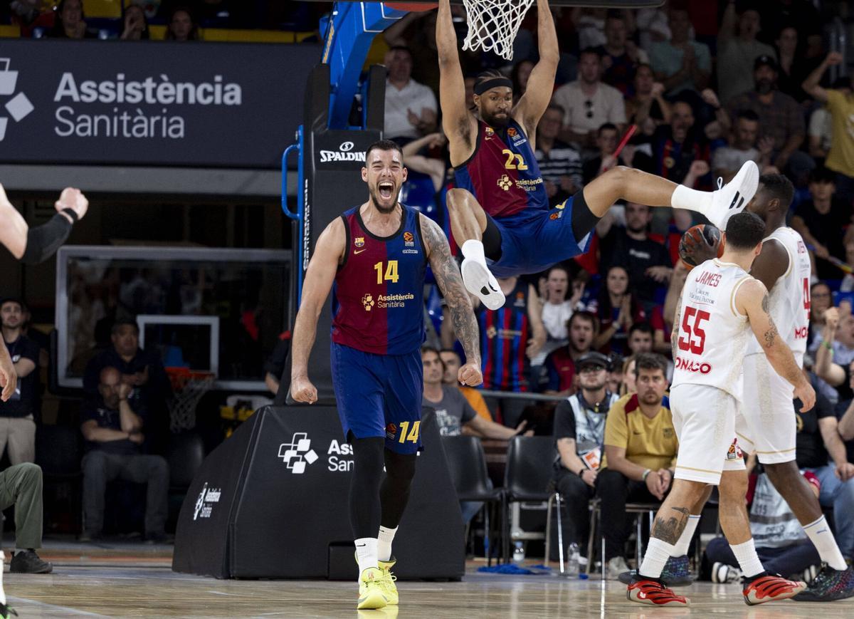 Jabari Parker, colgado del aro, ante la alegría de Willy Hernangómez.