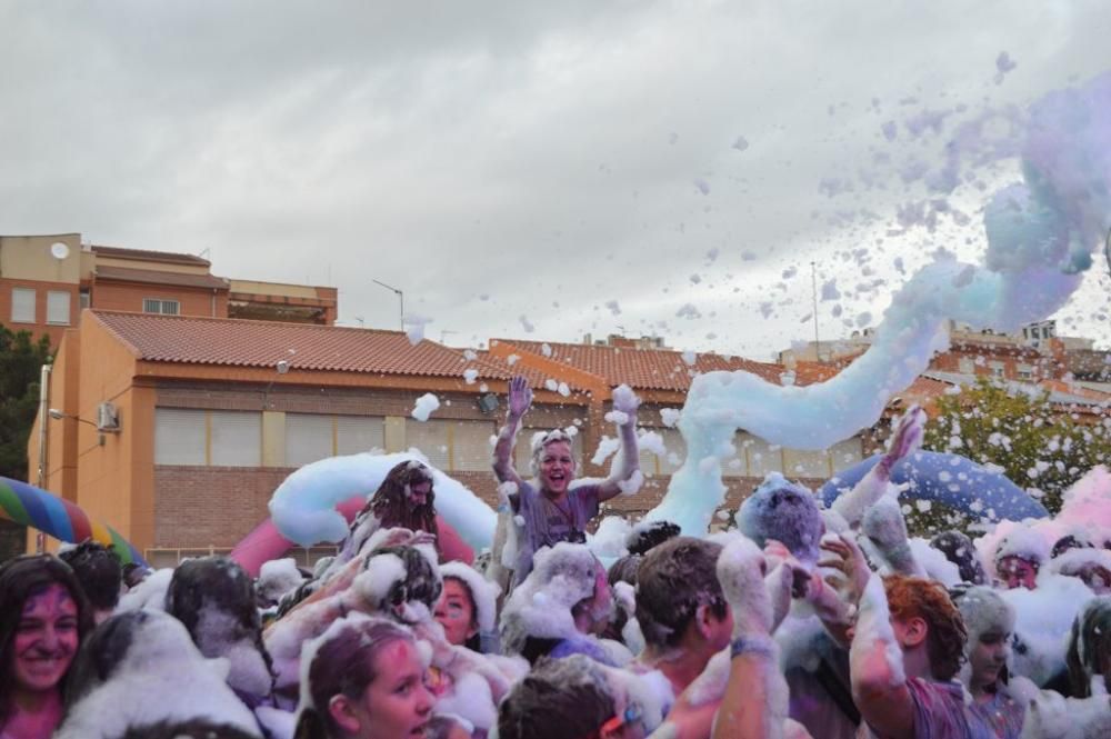 Un millar de personas disfrutan de los ''polvos holi'' en San Pedro