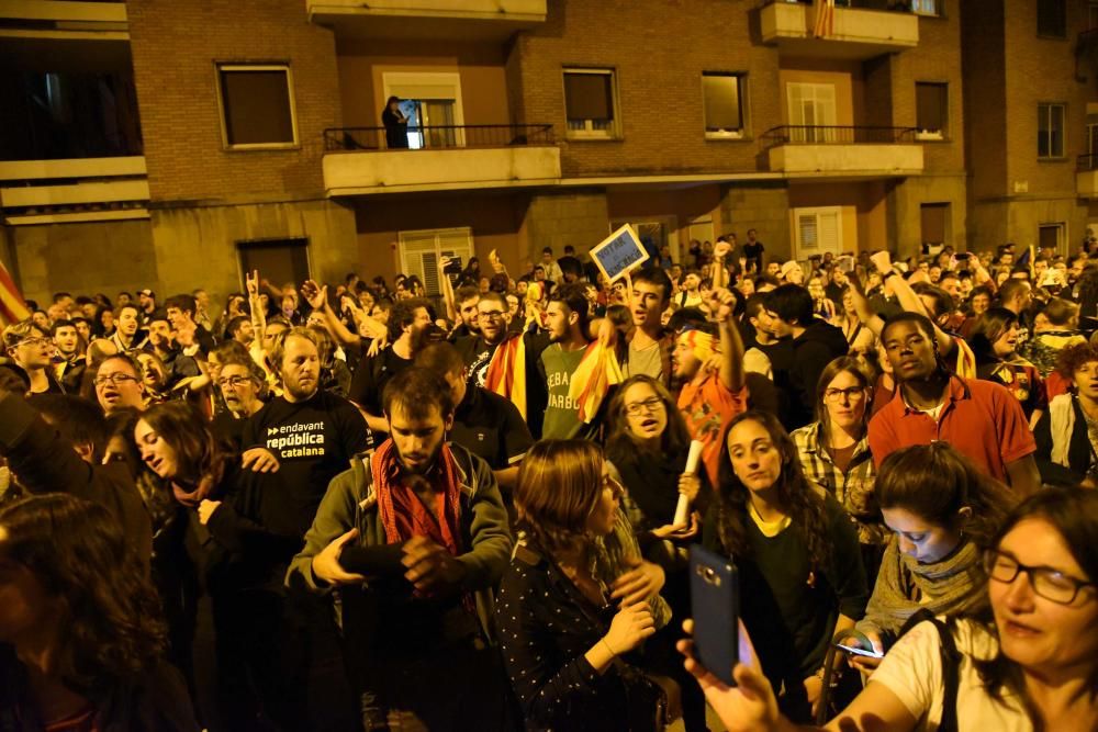 Imatges de la manifestació, ja davant la Guàrdia Civil.