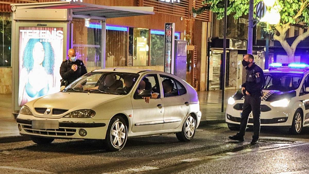 Un control policial de madrugada, el pasado fin de  semana en la Rambla de Alicante. | INFORMACIÓN