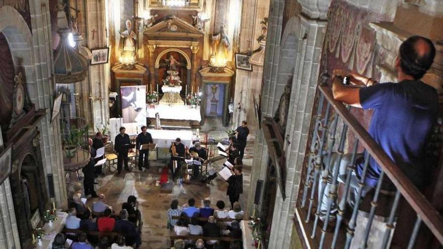 Un instante de la actuación que el coro Ultreia ofreció en la tarde de ayer en Abades.