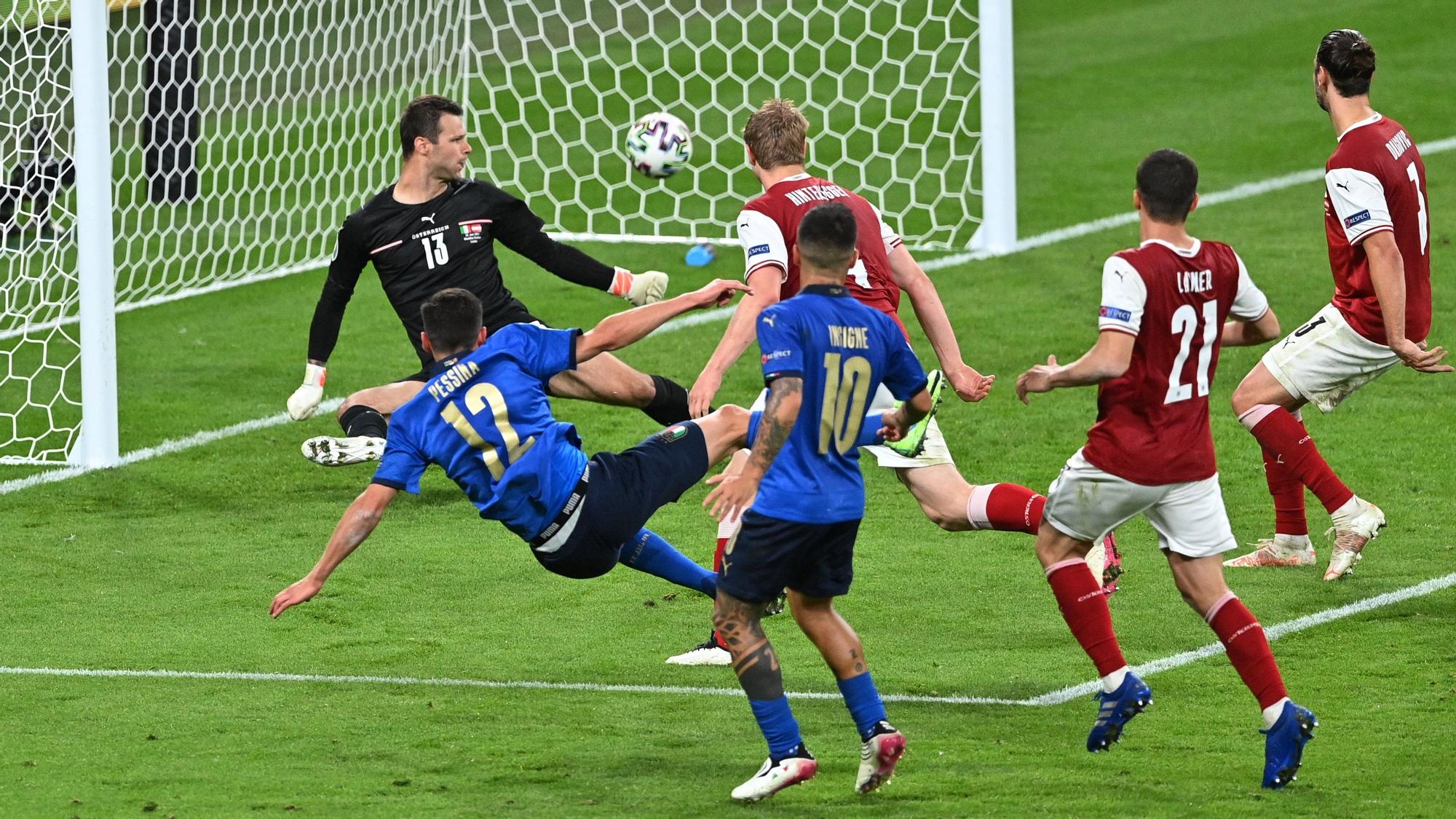 Pessina marca el segundo gol de Italia a Austria.