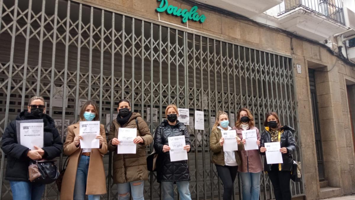 Las trabajadoras de Douglas en Plasencia, de huelga y con la tienda cerrada.