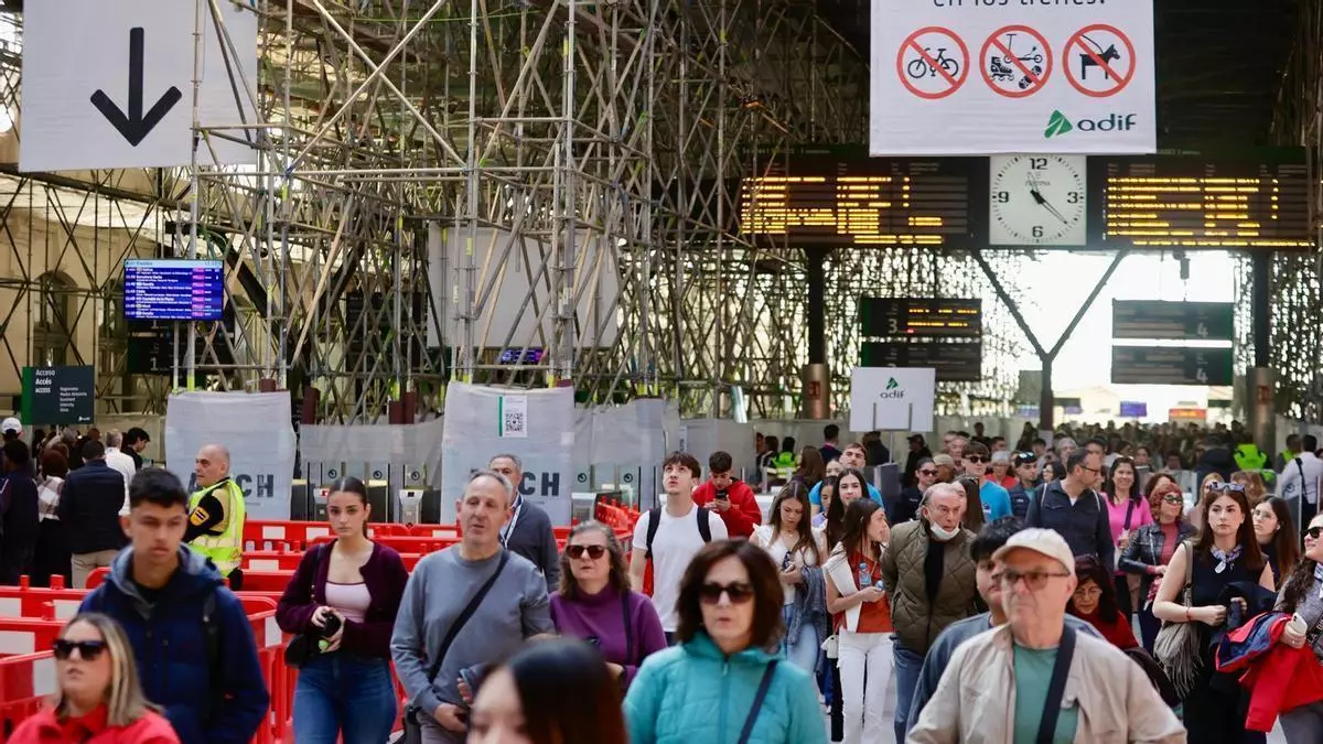 Los últimos en llegar a la mascletà: "Se ha quedado gente sin poder subir al tren. Es una vergüenza que nos dejen fuera a nosotros, que también somos valencianos"