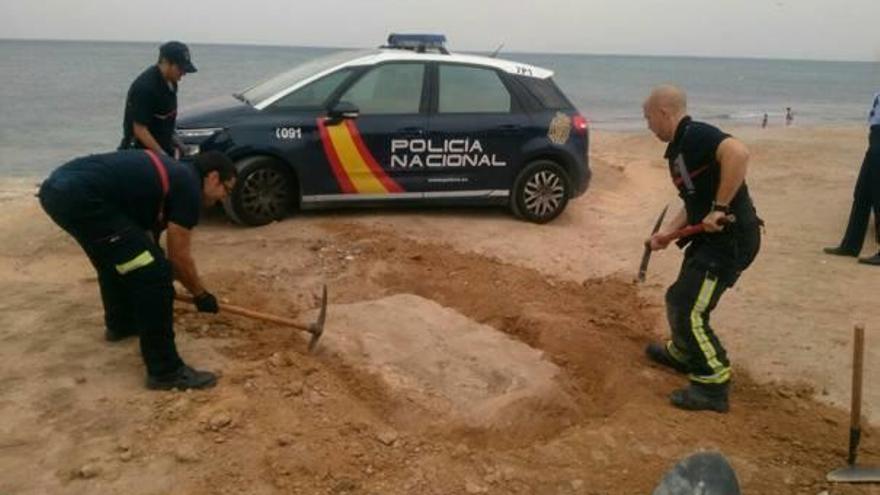 Investigan el hallazgo de un esqueleto en una playa de Alicante