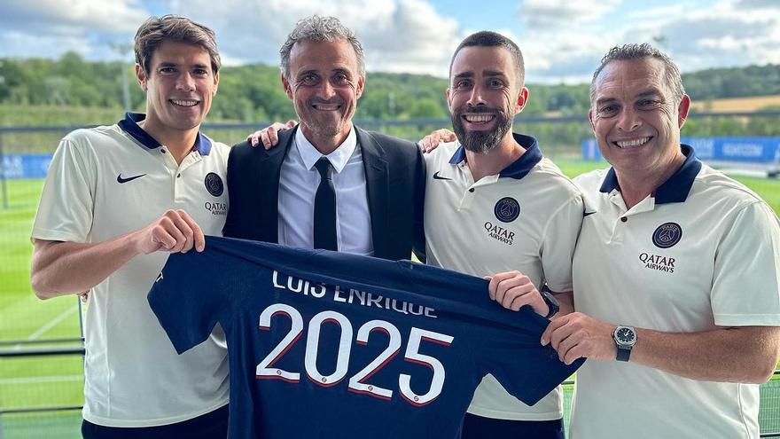 Rafel Pol (segundo por la derecha), junto a Luis Enrique en la presentación del asturiano como técnico del PSG.