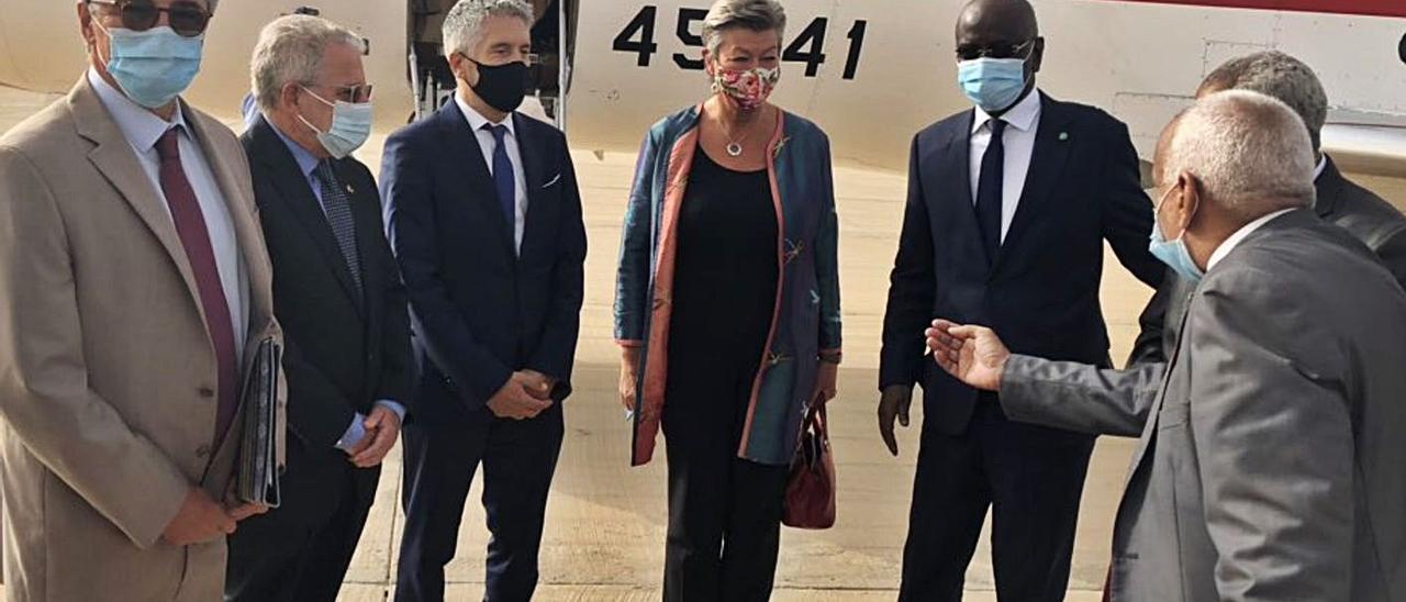 Fernando Grande-Marlaska y la comisaria de Interior de la UE, Ylva Johansson, a su llegada a Mauritania.