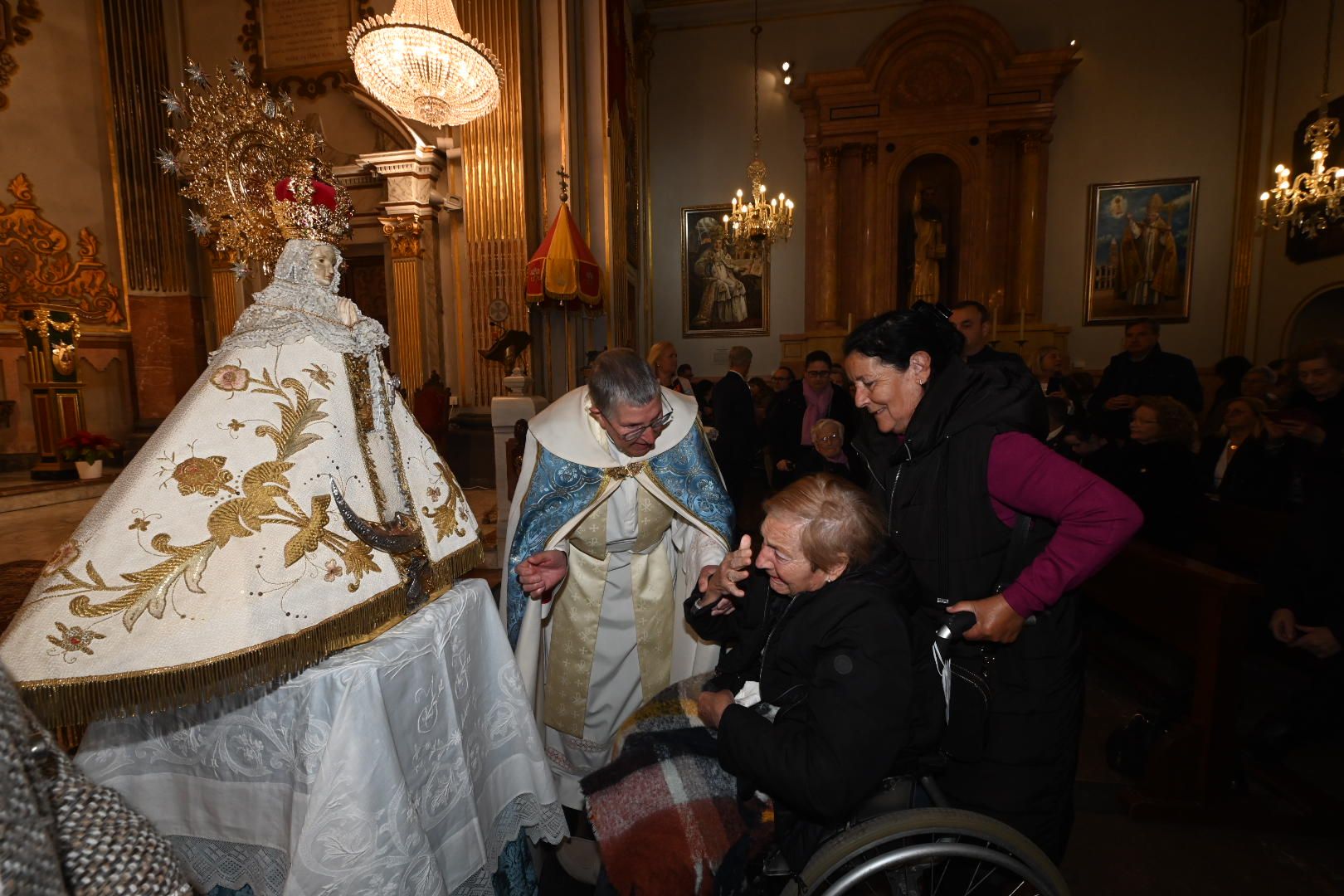 Galería de imágenes: Paso por el manto de la Virgen del Lledó en la basílica