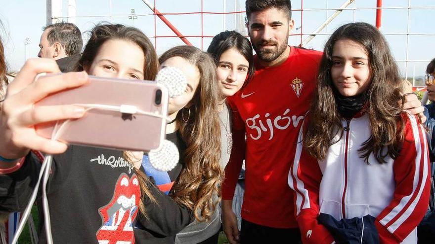 Carmona se fotografía junto a unas aficionadas.