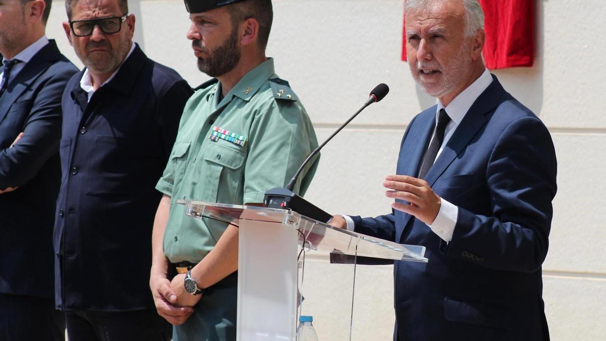 El ministro de Política Territorial Ángel Víctor Torres, en un homejae a la Guardia Civil de L'Horta Sud