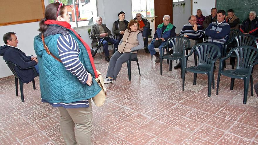 Marisé García, esta mañana, reunida con vecinos de Codeseda que pretenden constituir una sofor. // Bernabé / Juan Carlos Asorey