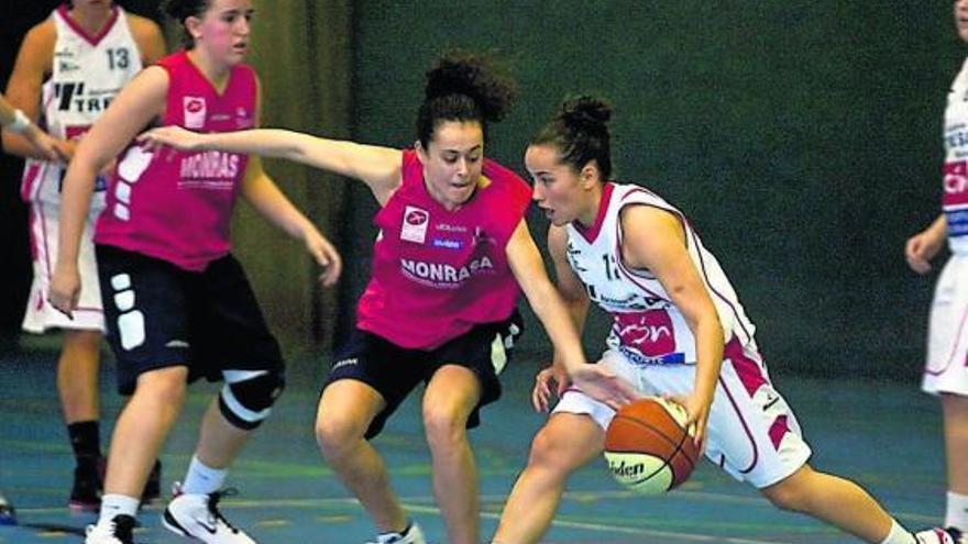 Mónica, del Bosco, trata de arrebatar el balón a una jugadora del Basketmar. / mara villamuza