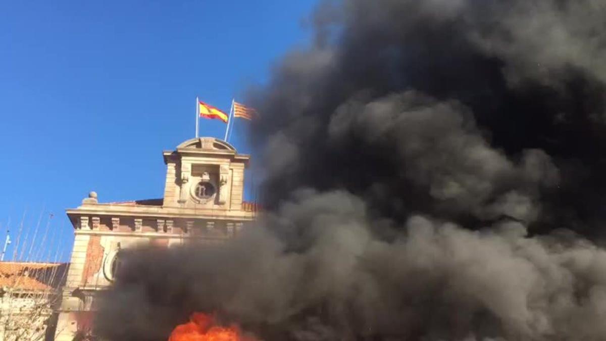 Bombers de la Generalitat manifestándose frente al Parlament, este mediodía.