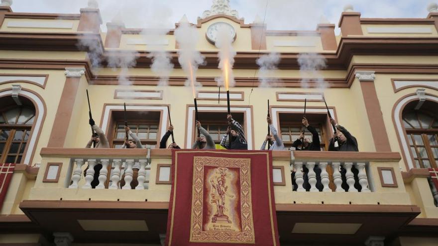Los tiradores en el balcón del Ayuntamiento de la Pobla de Vallbona. Foto: Germán Caballero