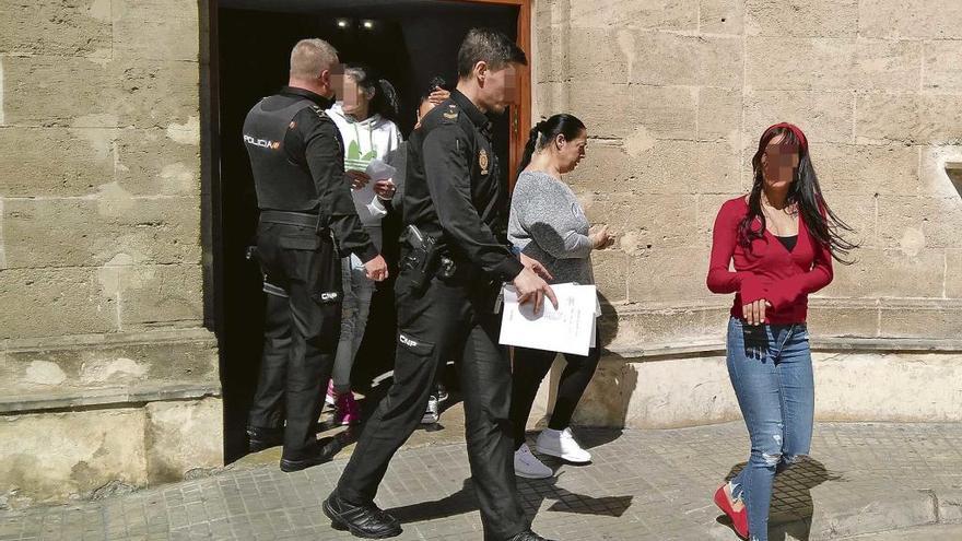 ´La Guapi´, en el centro, ayer a su salida de los juzgados tras declarar ante el juez.