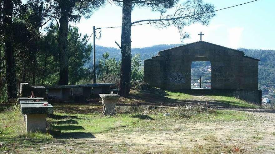 Atrio y mirador de la capilla de San Cibrán, en Tomeza. // R.V.