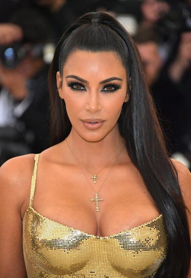 Kim Kardashian con contouring en el pecho en la Gala Met