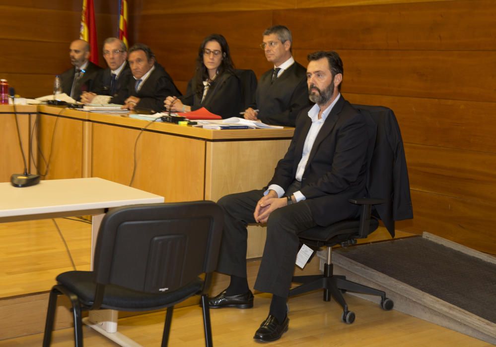 Miguel López sentado junto a su abogado