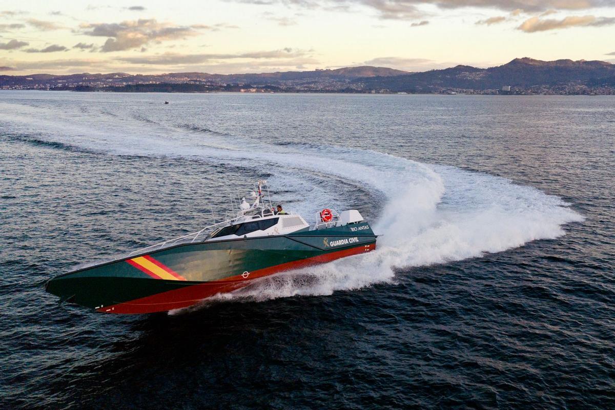 La Río Antas en plena maniobra por la ría de Vigo