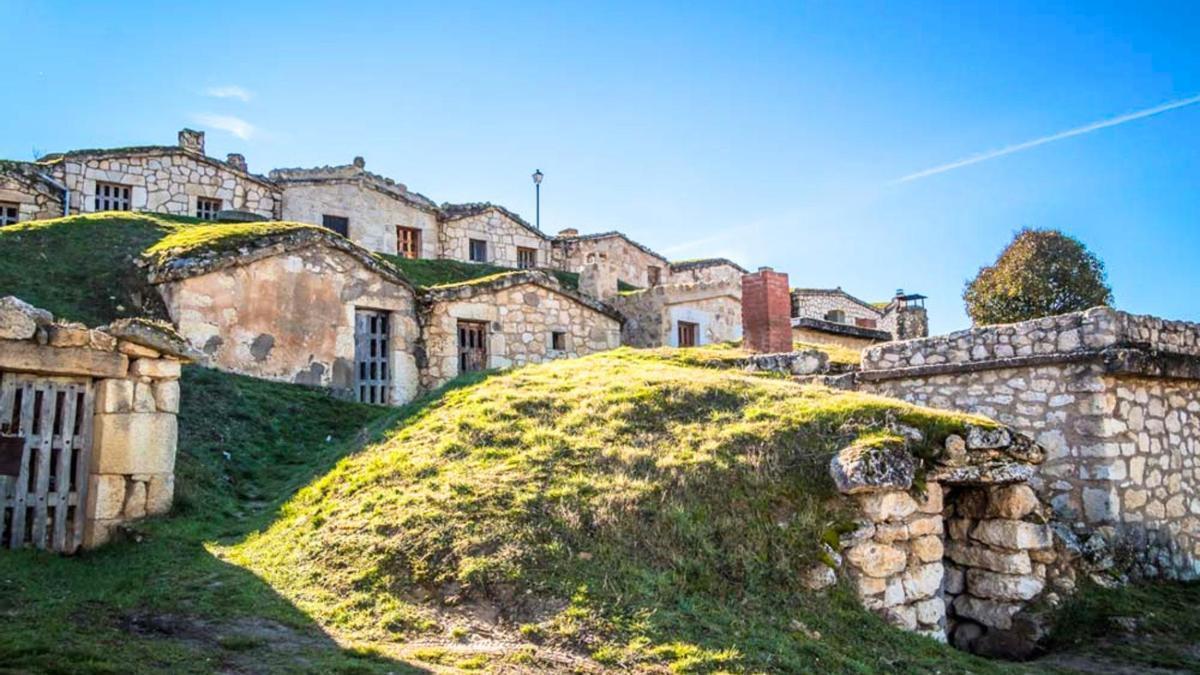 Pese a su particular historia, este pueblo es conocido como la comarca de El Hobbit de España.