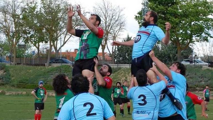 Jugadores de ambos equipos, saltando en una &quot;touch&quot;.