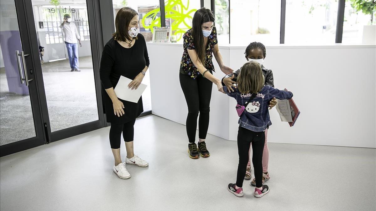 «A pesar que la profesora, Anna Gonzalvez, intentaba indicarles que mantuvieran la distancia de seguridad, Wendy y Oumou no pudieron evitar correr a abrazarse el 8 de junio, el primer día que volvieron a encontrarse en el Institut Escola Els Til·lers»