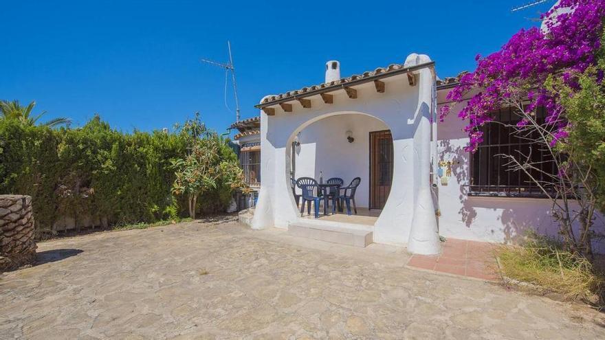 Oportunidad única en Alicante: un luminoso bungalow con piscina por menos de 300.000 euros