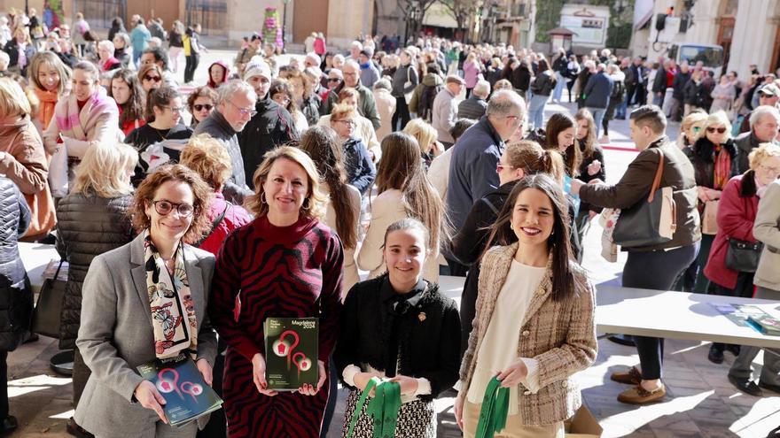 Largas colas para adquirir el programa de fiestas de la Magdalena con un novedoso QR