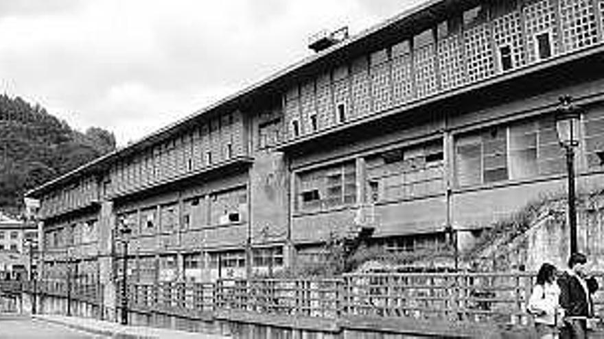 El edificio del pozo Venturo, en 2005, antes de ser rehabilitado.