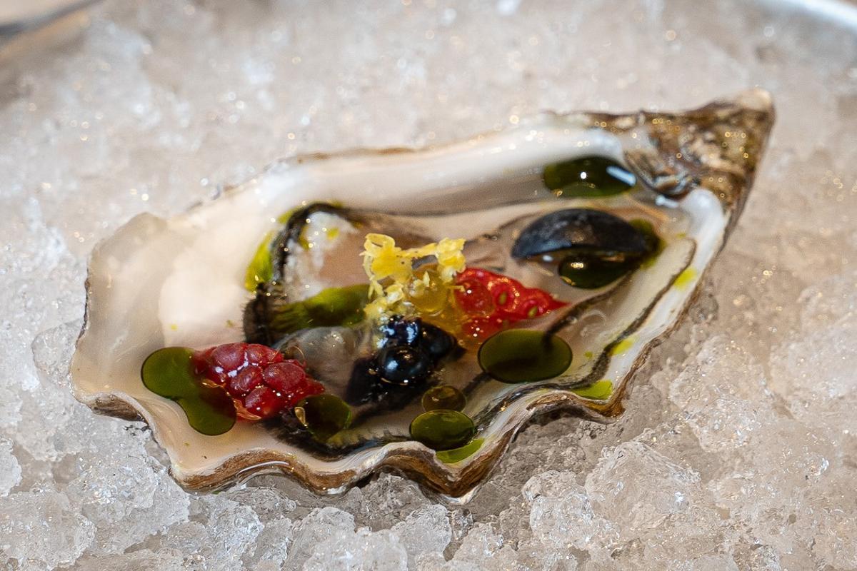 La ostra Poget nº3 con frutos rojos y albahaca del menú de San Valentín del restaurante Can Bo.
