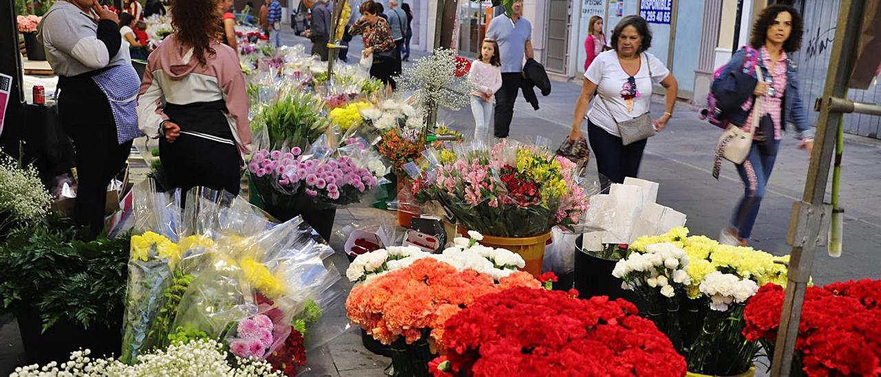 Un puesto de venta de flores, sector que puede acogerse a estas ayudas del Resistir-2 de Gandia.               | XIMO FERRI