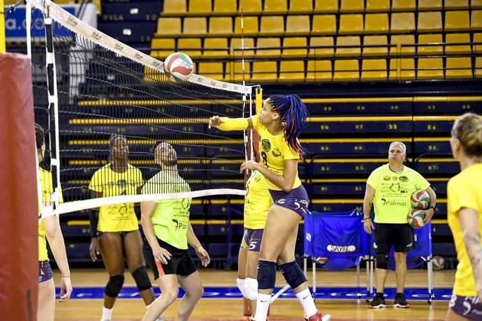 25-02-20 DEPORTES. CENTRO INSULAR DE LOS DEPORTES. LAS PALMAS DE GRAN CANARIA. Entrenamiento y foto de grupo del equipo femenino de volleyball IBSA 7 Palmas.    Fotos: Juan Castro.  | 25/02/2020 | Fotógrafo: Juan Carlos Castro