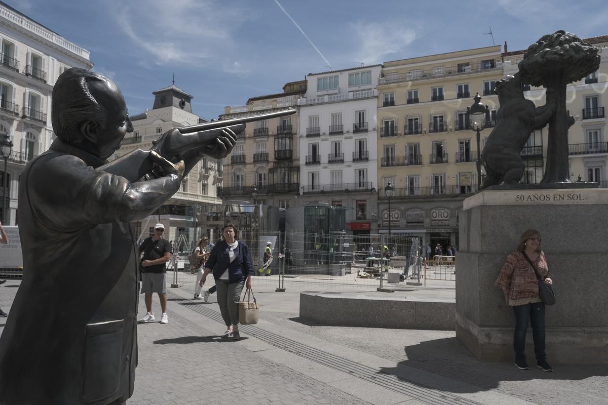 Una estatua de Juan Carlos I apunta con un rifle al oso de la Puerta del Sol