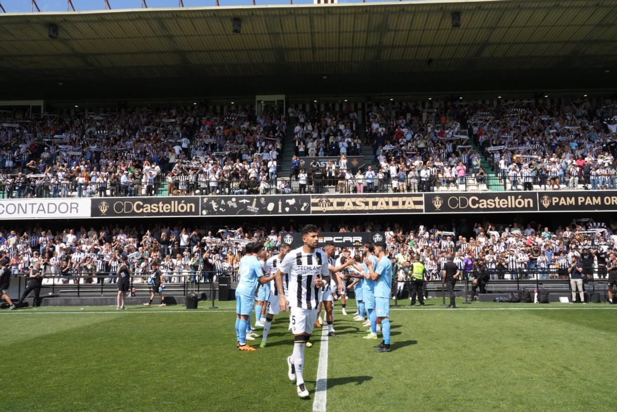 Los jugadores del Ibiza hacen el pasillo al Castellón como campeón del Grupo 2 de Primera Federación, este domingo en Castalia.