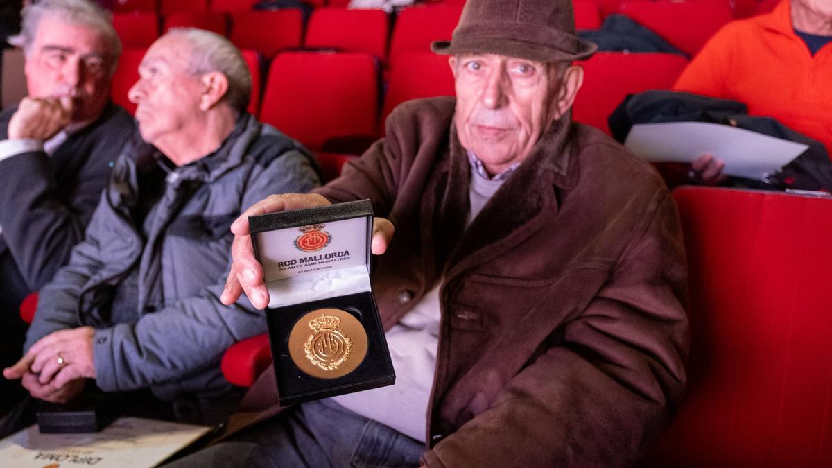 Sentido homenaje a los abonados del Mallorca con más de medio siglo de fidelidad.