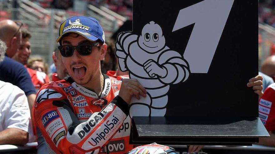 Lorenzo posa en el circuito catalán con un cartel que muestra un número uno en referencia a su posición en la parrilla.