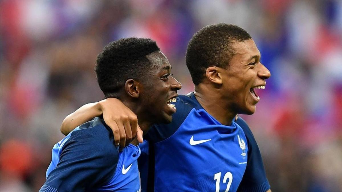 Dembélé y Mbappe celebran un gol en el partido con Francia