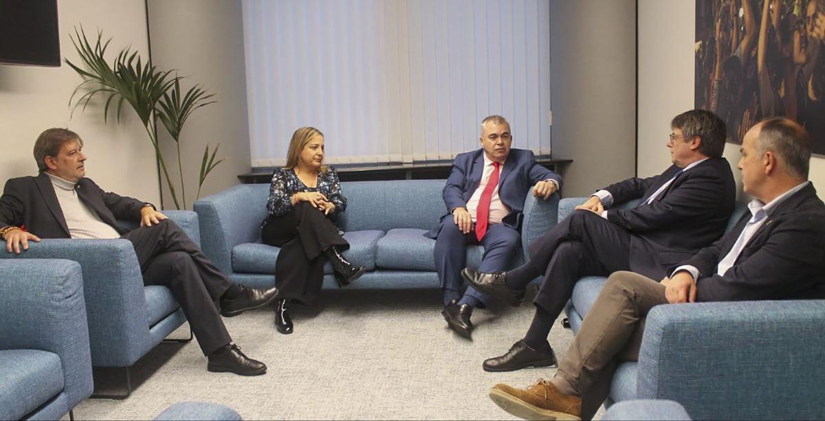 Santos Cerdán, con corbata roja, se reúne en Bruselas con Carles Puigdemont (derecha) en octubre de 2023.