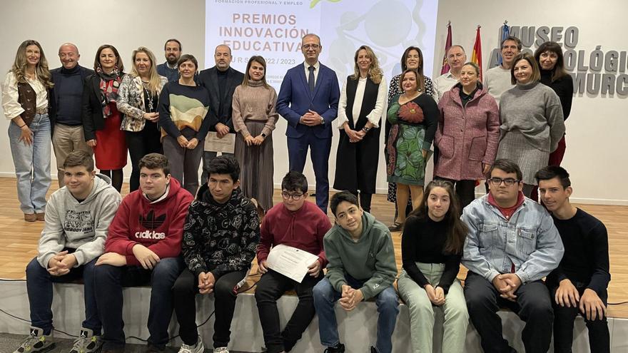 El consejero de Educación, Víctor Marín, junto a los galardonados en los Premios de Innovación Educativa 2022-2023. | CARM