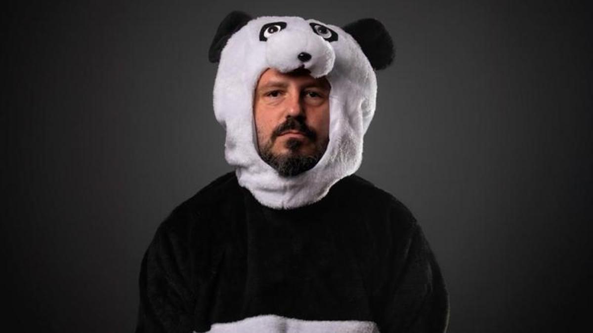 El Kanka promociona su nueva gira vestido de panda