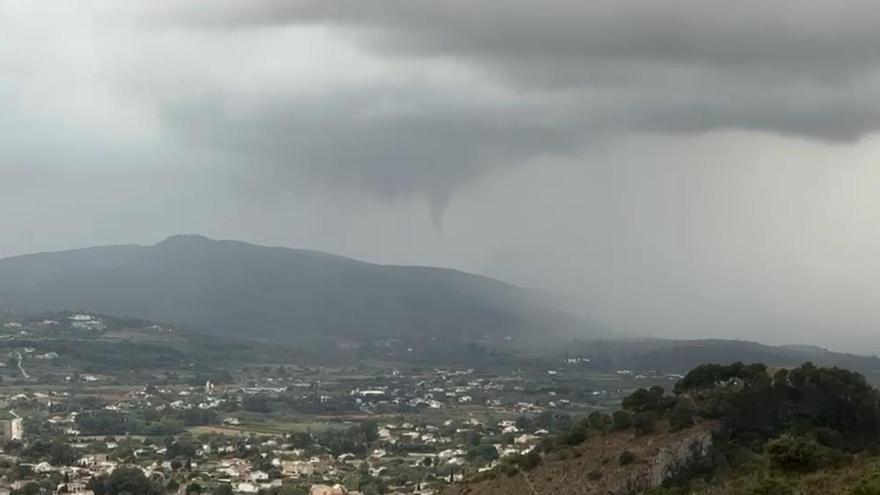 La tormenta deja un aguacero de 70 litros en Xàbia y un tornado sobre el Puig de la Llorença de Benitatxell