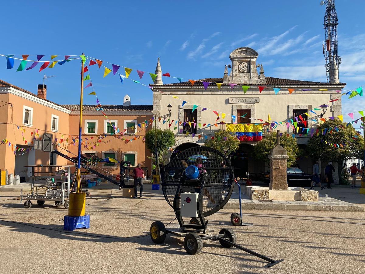 La plaza de Gajanejos, convertida en una plaza colombiana para rodar una serie